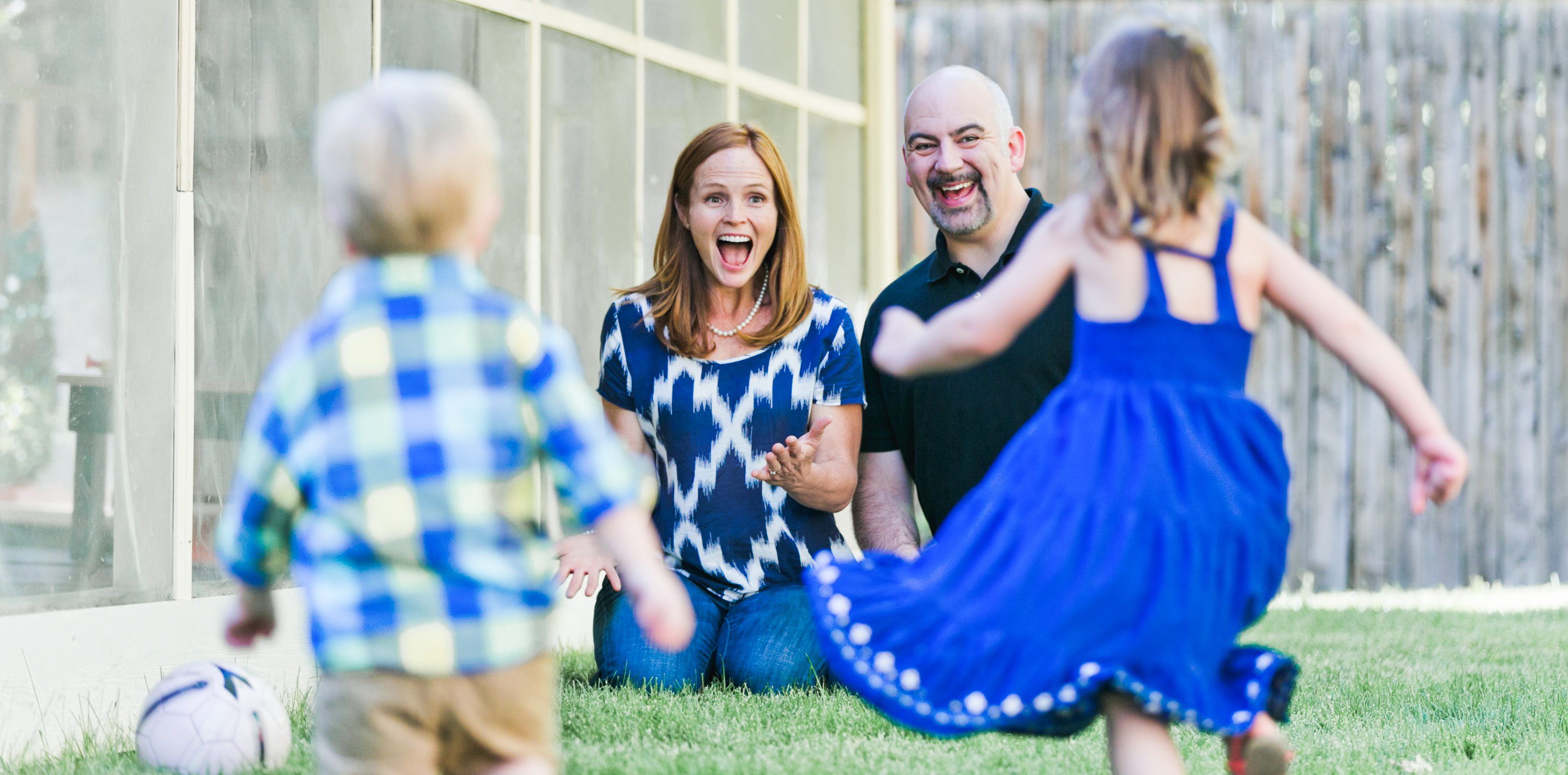 boulder-family-playing-in-yard