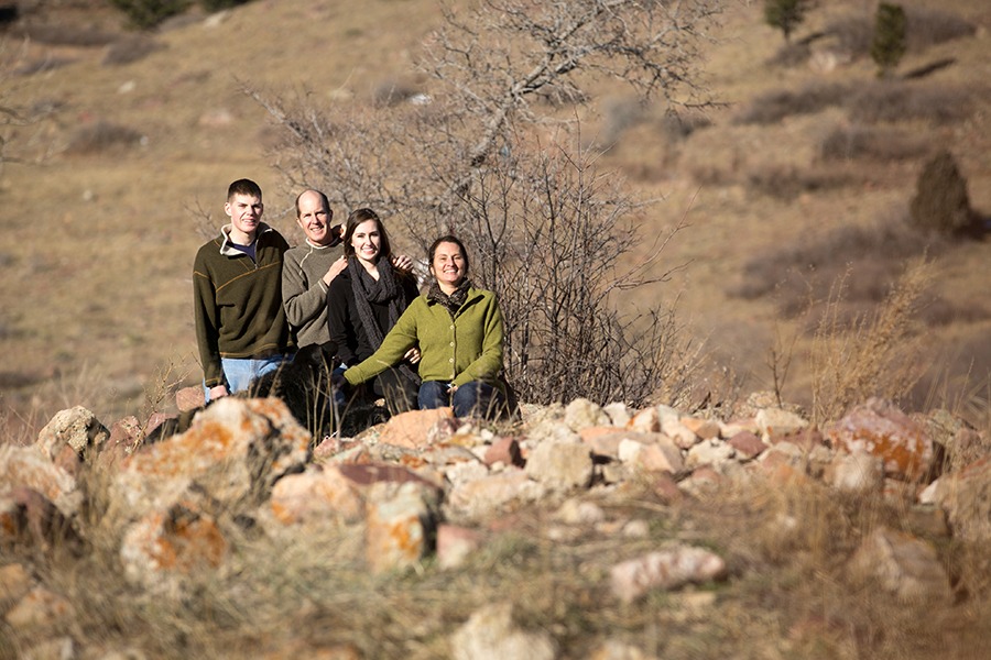 boulder-family-portrait-in-mountains