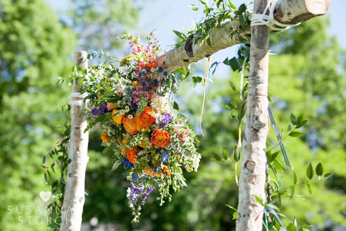 an archway decorated with pretty flowers
