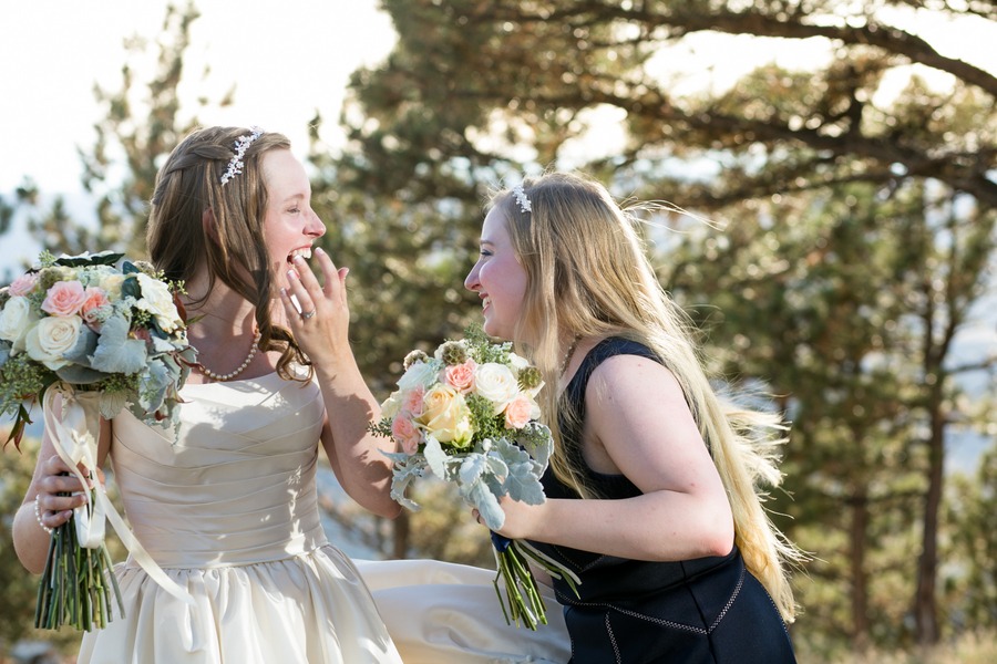 lyons-colorado-bride-and-sister-laugh