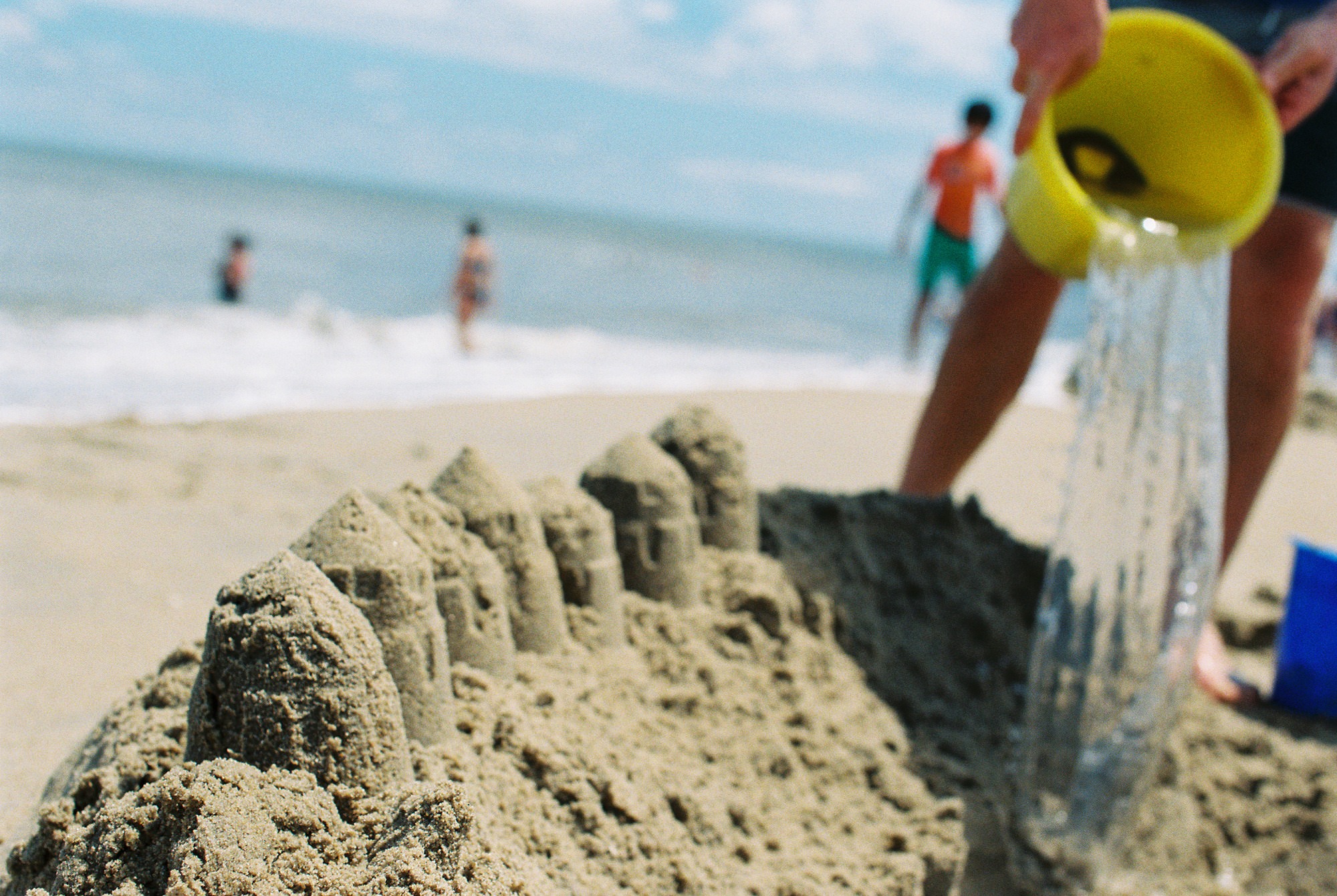 a dad builds a sand castle