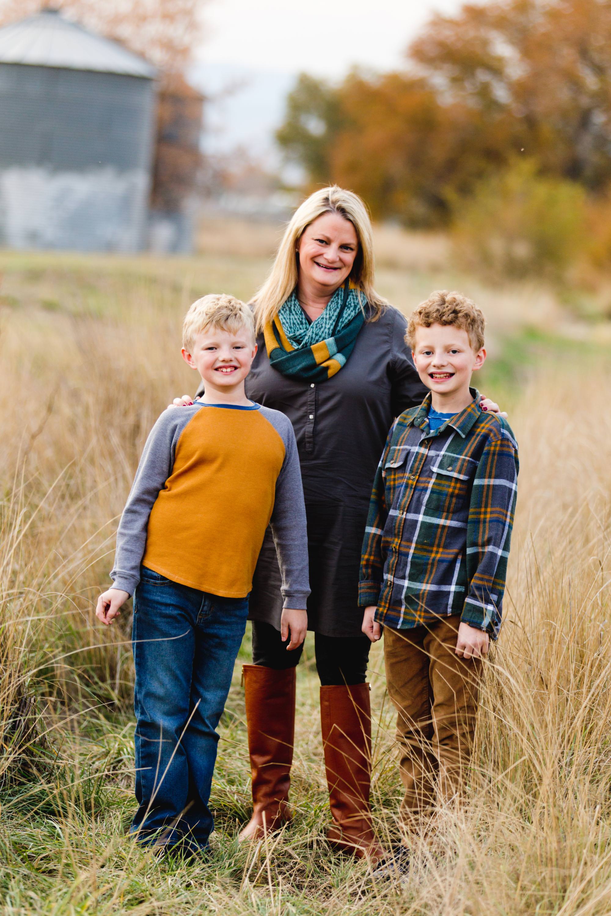A mom and her sons pose in complimentary colors during a photo session