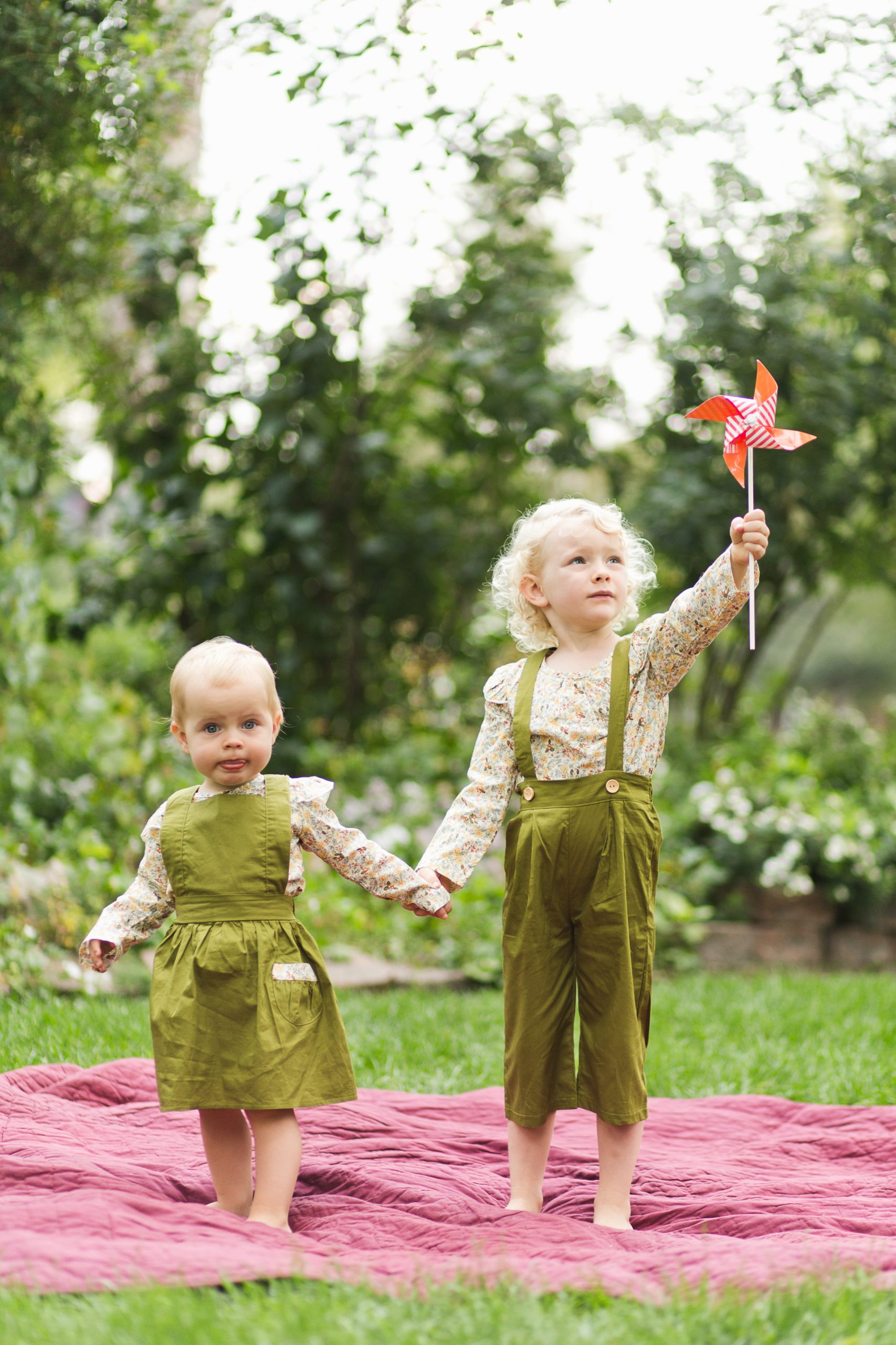 sisters hold hands during photo session