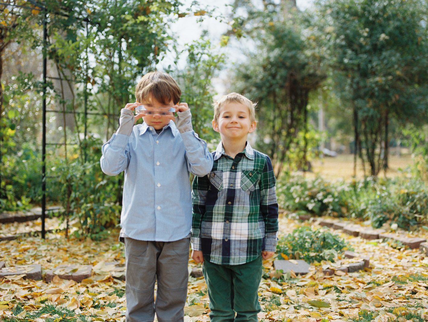 colorado kids pose for fall photos at a longmont park